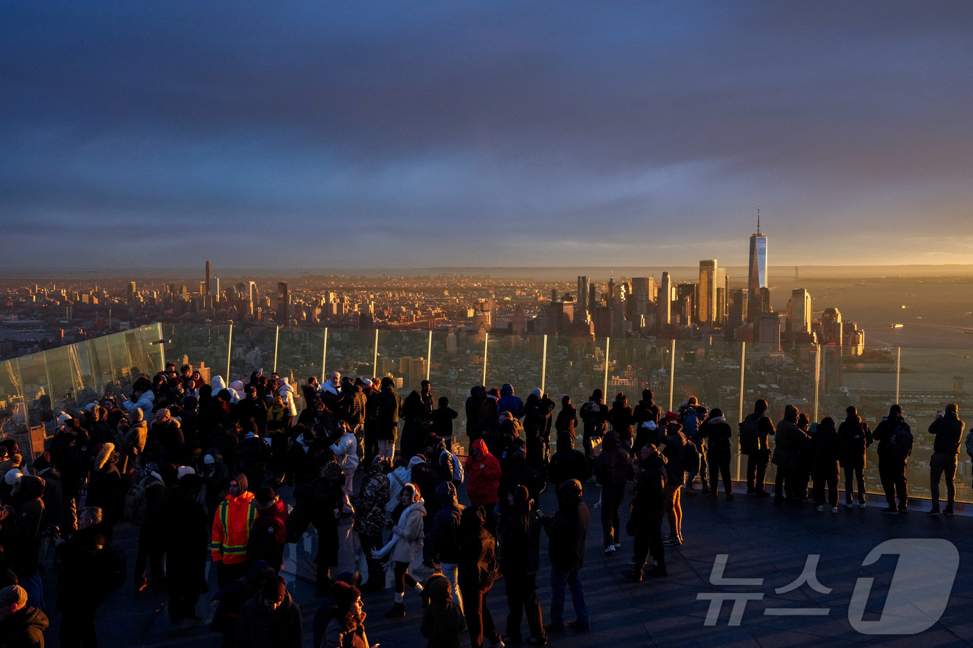(뉴욕 로이터=뉴스1) 이정환 기자 = 29일(현지시간) 미국 뉴욕의 엣지 NYC에서 사람들이 석양을 바라보고 있다. 2025.12.29.ⓒ 로이터=뉴스1