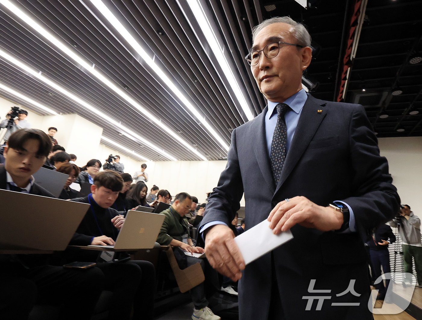 (서울=뉴스1) 김진환 기자 = 김영섭 KT 대표가 30일 오후 서울 종로구 KT광화문빌딩에서 열린 정보보안 혁신방안 기자브리핑에서 침해사고와 관련해 사과문을 발표한 후 자리로 이 …
