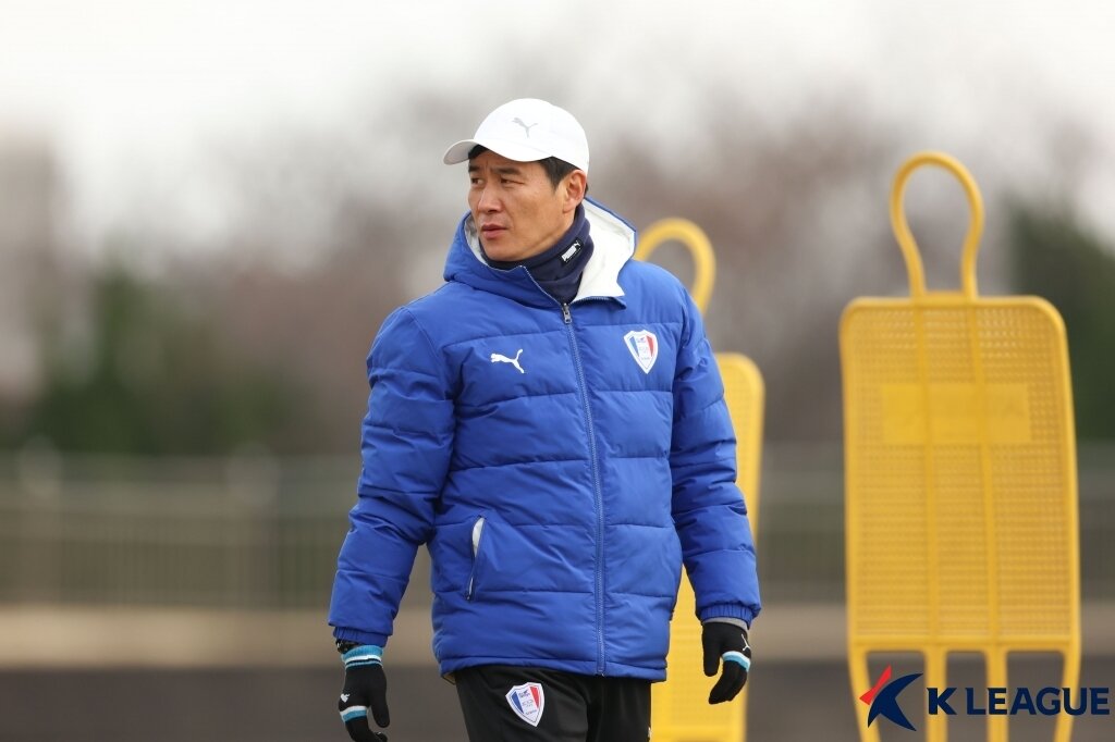 본문 이미지 - 현역 시절 수원삼성에서 뛴 박건하 감독은 2020년부터 2022년까지 수원삼성 지휘봉도 잡았다. (한국프로축구연맹 제공)