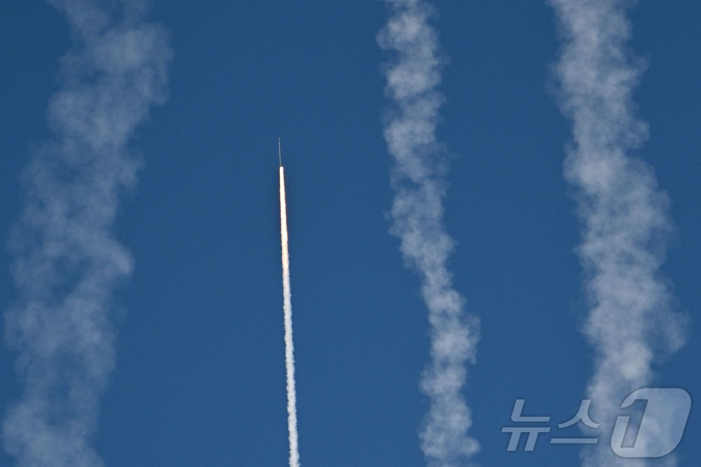 (핑탄 AFP=뉴스1) 이정환 기자 = 30일(현지시간) 중국 인민해방군(PLA)이 중국에서 대만과 가장 가까운 지점인 푸젠성 핑탄섬에서 군사훈련에서 미사일을 발사하고 있다. 20 …