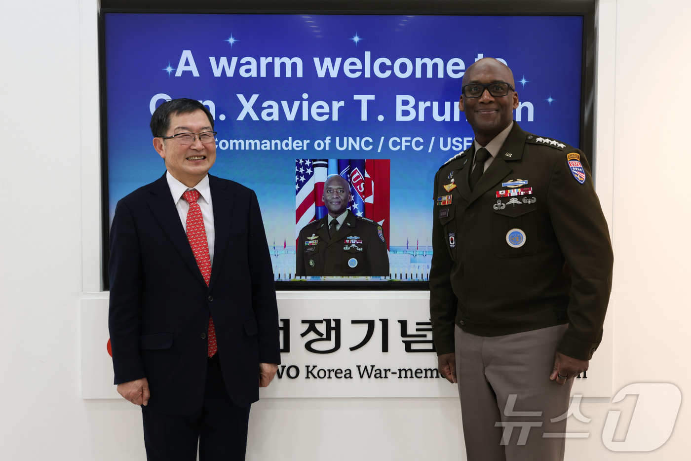 (서울=뉴스1) = 백승주 전쟁기념사업회장이 30일 오후 전쟁기념사업회에서 제이비어 브런슨 엔군사령관 겸 한미연합사령관·주한미군사령관(미 육군 대장)과 회담 후 기념 사진 촬영을 …