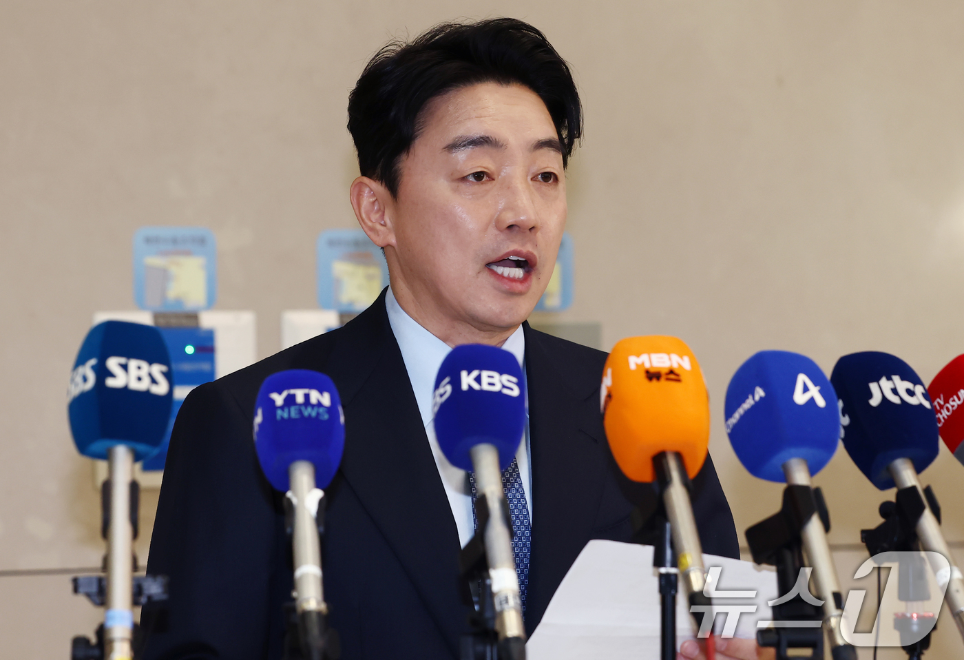 (인천공항=뉴스1) 김민지 기자 = 강훈식 대통령비서실장이 30일 오후 인천국제공항을 통해 귀국한 후 폴란드와의 다연장로켓 천무 유도탄 공급 계약 체결 관련 브리핑을 하고 있다. …