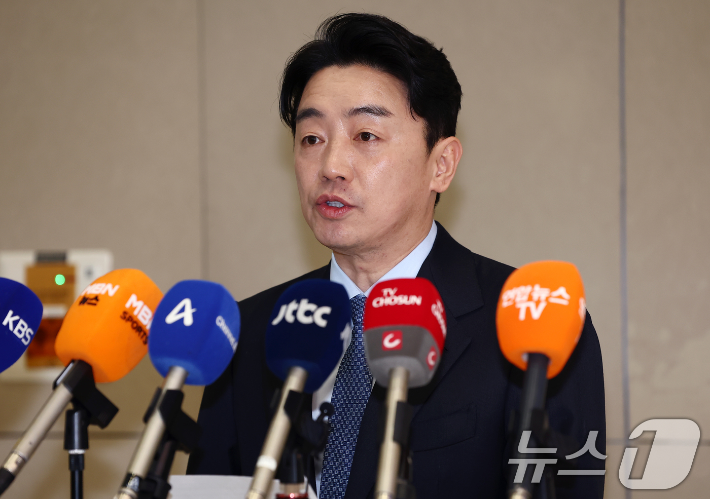 (인천공항=뉴스1) 김민지 기자 = 강훈식 대통령비서실장이 30일 오후 인천국제공항을 통해 귀국한 후 폴란드와의 다연장로켓 천무 유도탄 공급 계약 체결 관련 브리핑을 하고 있다. …