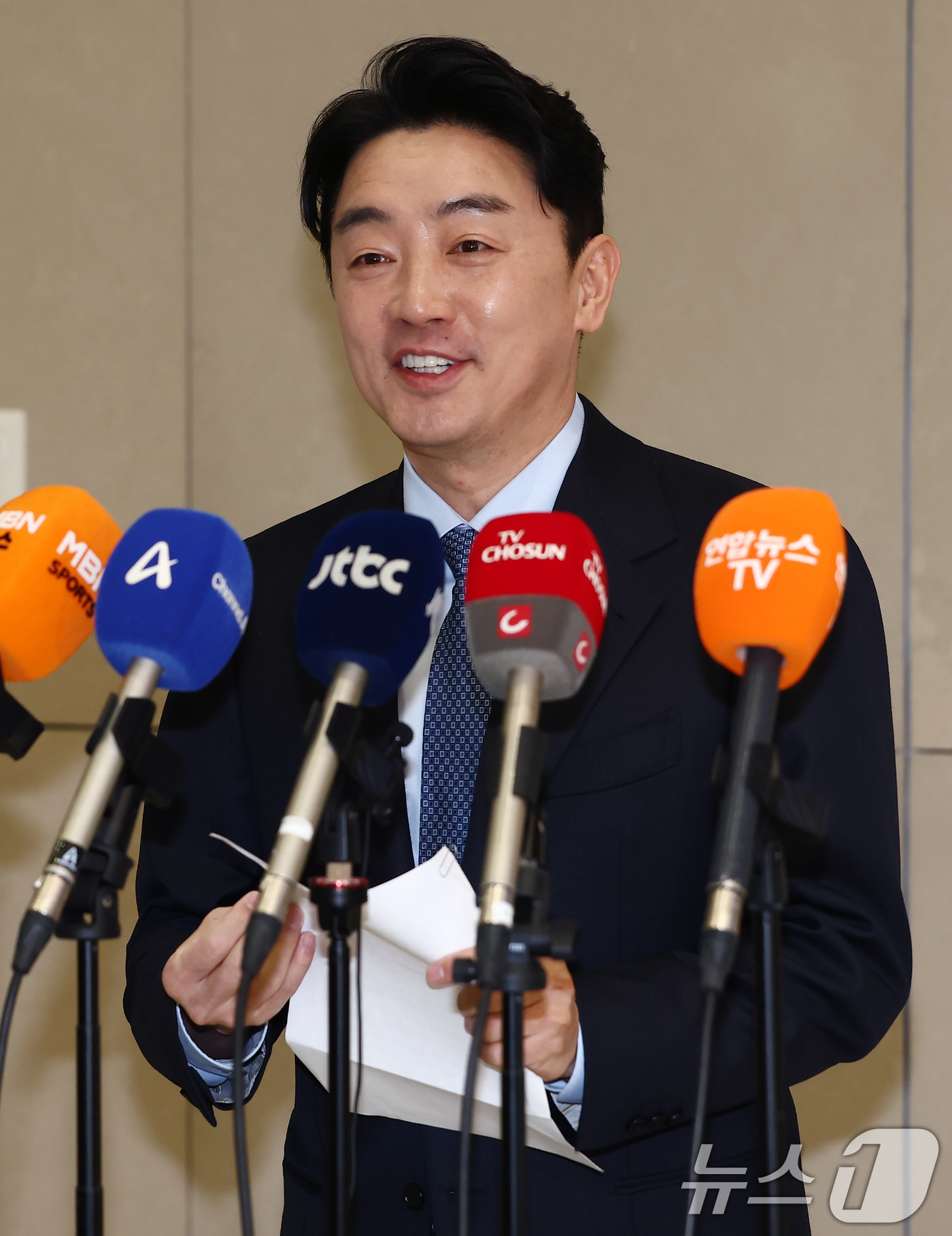 (인천공항=뉴스1) 김민지 기자 = 강훈식 대통령비서실장이 30일 오후 인천국제공항에서 폴란드와의 다연장로켓 천무 유도탄 공급 계약 체결 관련 브리핑에 앞서 미소를 보이고 있다. …