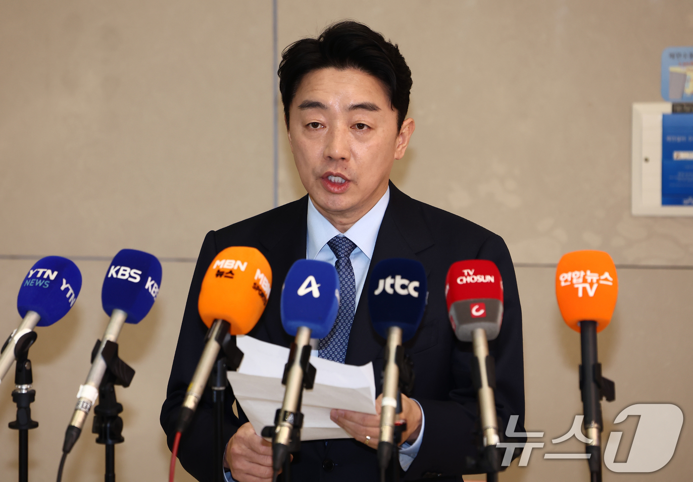 (인천공항=뉴스1) 김민지 기자 = 강훈식 대통령비서실장이 30일 오후 인천국제공항을 통해 귀국한 후 폴란드와의 다연장로켓 천무 유도탄 공급 계약 체결 관련 브리핑을 하고 있다. …