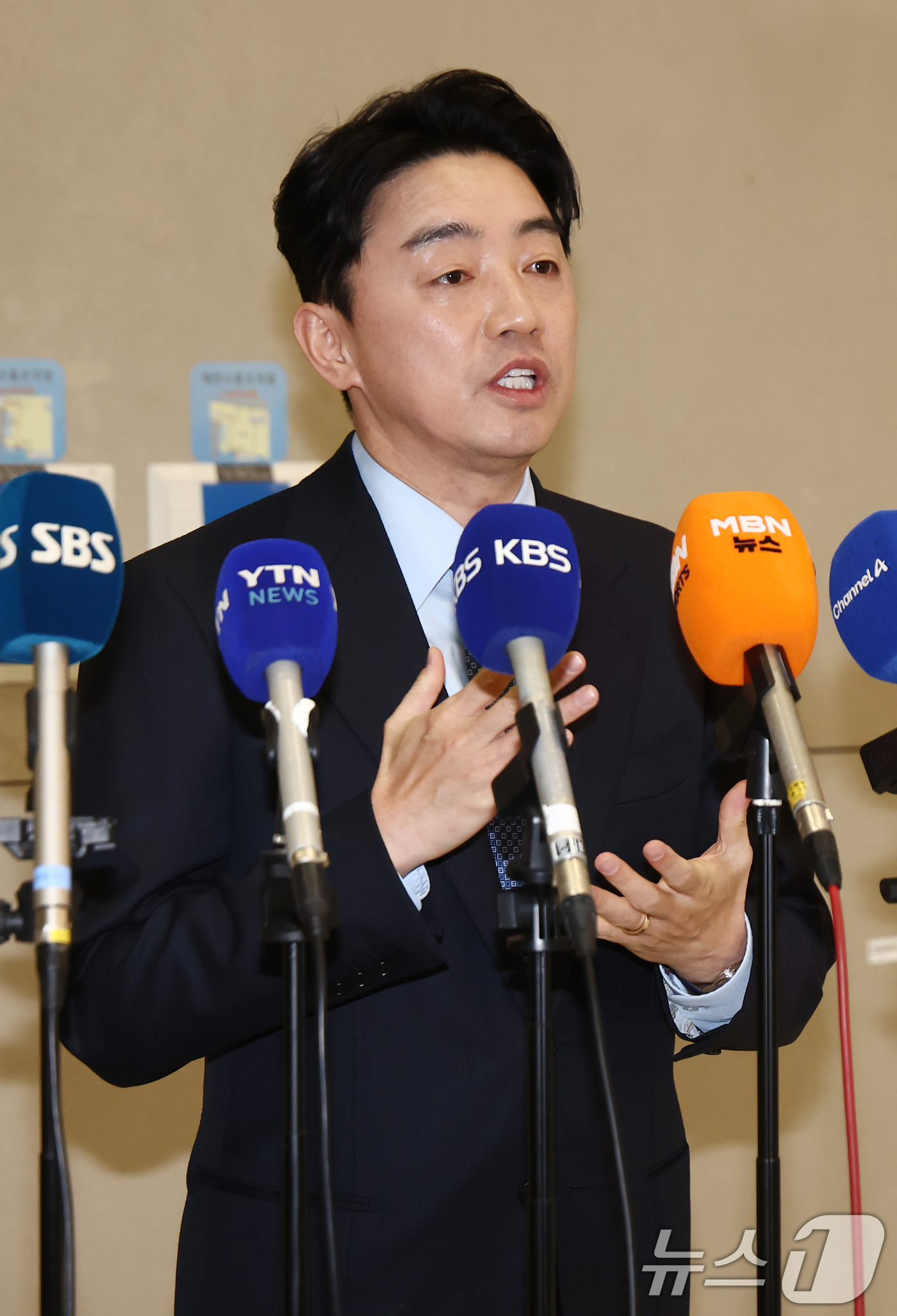 (인천공항=뉴스1) 김민지 기자 = 강훈식 대통령비서실장이 30일 오후 인천국제공항을 통해 귀국한 후 폴란드와의 다연장로켓 천무 유도탄 공급 계약 체결 관련 브리핑을 하고 있다. …