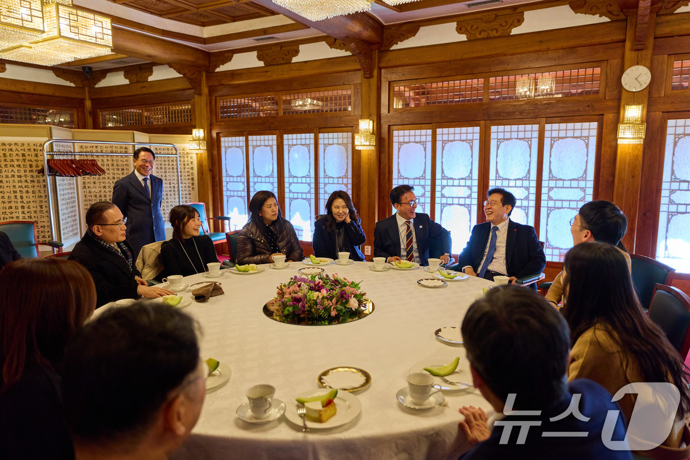 (서울=뉴스1) 이재명 기자 = 이재명 대통령과 김민석 국무총리가 30일 서울 종로구 삼청동의 한 음식점에서 오찬을 마친 후 총리공관에서 출입기자들과 차담을 갖고 있다. (청와대 …