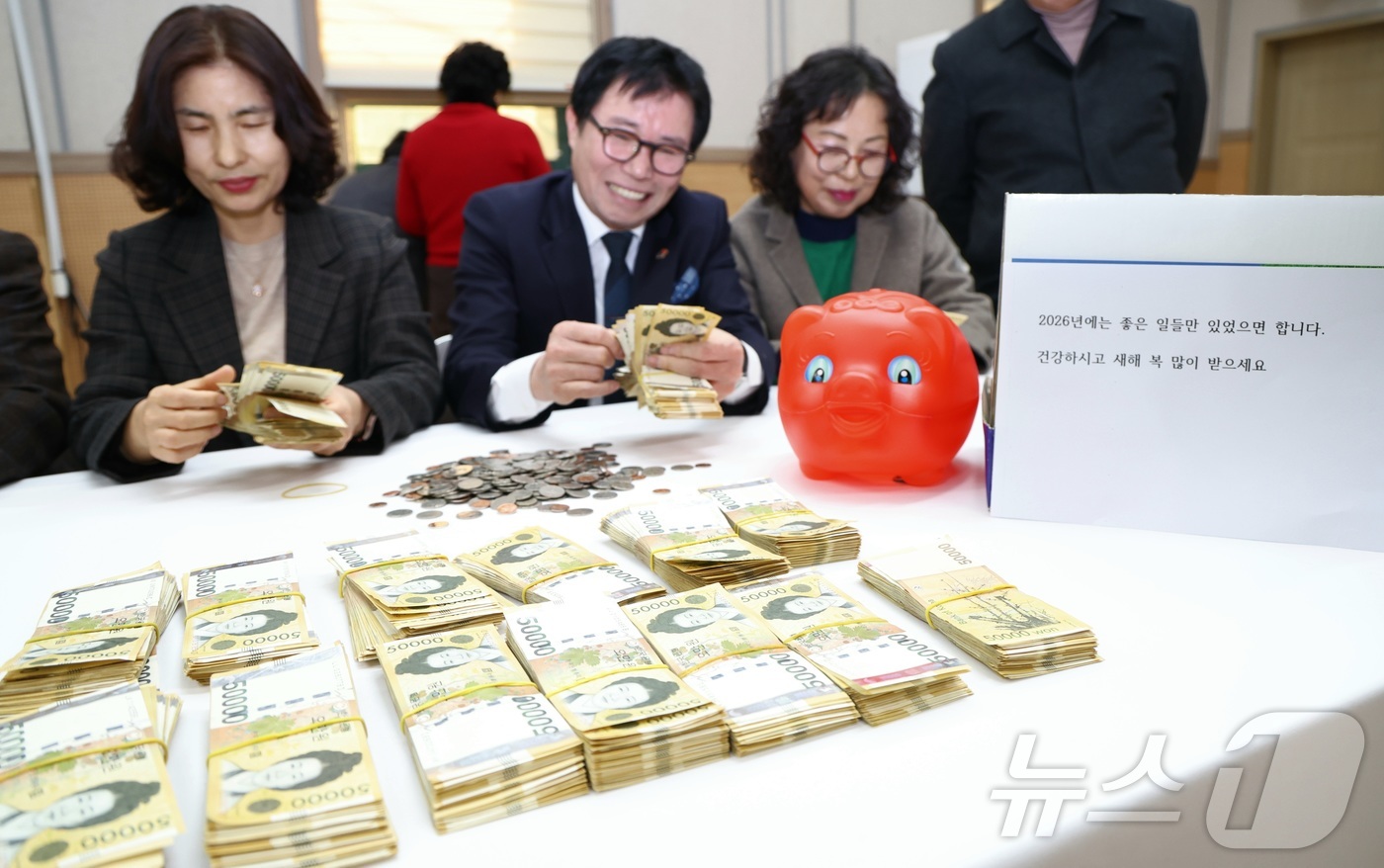 (전주=뉴스1) 유경석 기자 = 30일 전북특별자치도 전주시 노송동주민센터에서 직원들이 얼굴없는 천사가 전달한 성금을 확인하고 있다. 얼굴없는 천사의 선행은 26년째 이어져오고 있 …