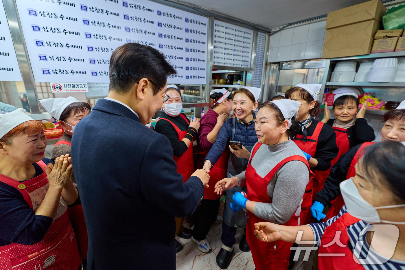 (서울=뉴스1) 이재명 기자 = 이재명 대통령이 30일 서울 종로구 삼청동의 한 음식점을 찾아 상인들과 인사를 하고 있다. (청와대 제공. 재판매 및 DB 금지) 2025.12.3 …