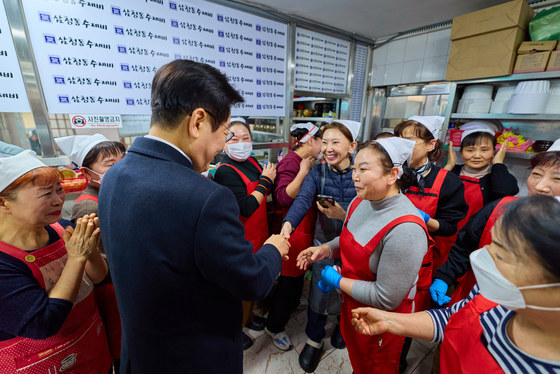 삼청동 상인들과 인사 나누는 이재명 대통령