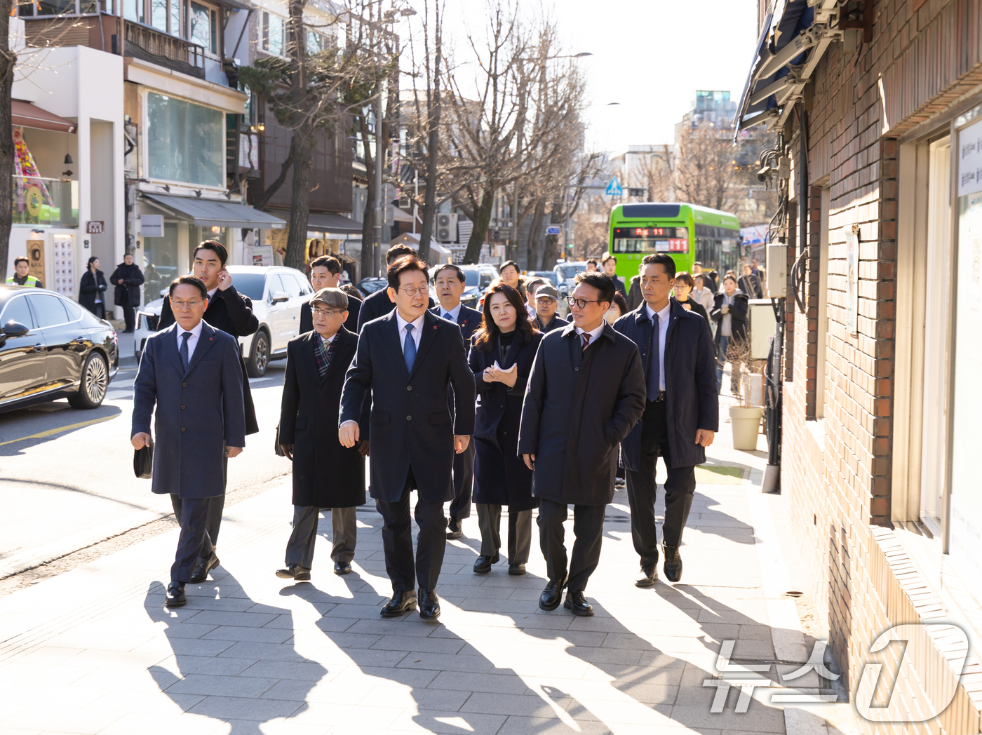 (서울=뉴스1) 이재명 기자 = 이재명 대통령과 김민석 국무총리가 30일 서울 종로구 삼청동의 한 음식점에서 오찬을 하기 위해 발걸음을 옮기고 있다. (청와대 제공. 재판매 및 D …