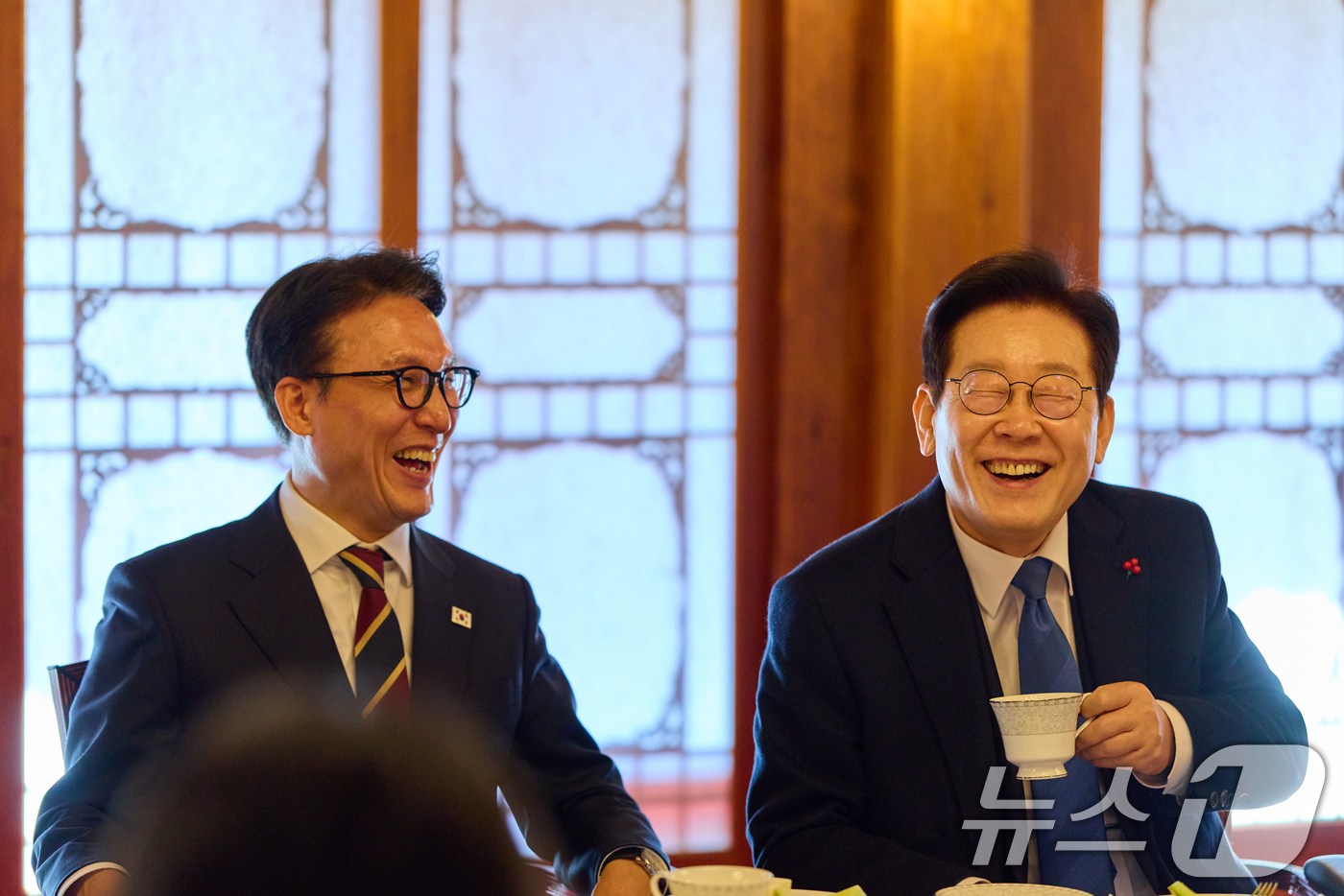 (서울=뉴스1) 이재명 기자 = 이재명 대통령과 김민석 국무총리가 30일 서울 종로구 삼청동의 한 음식점에서 오찬을 마친 후 총리공관에서 출입기자들과 차담을 갖고 있다. (청와대 …