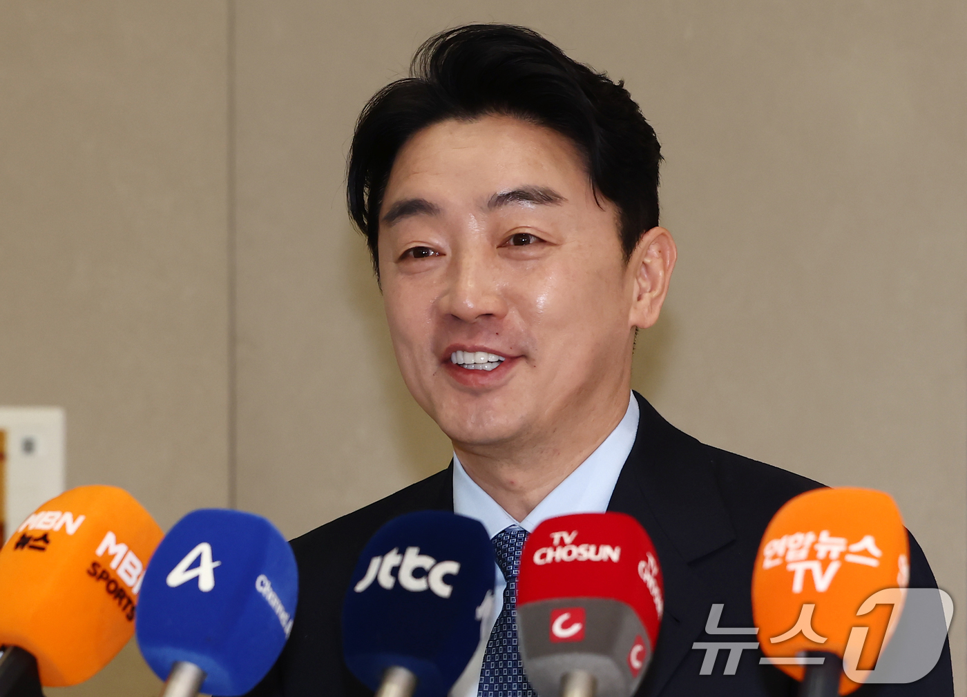 (인천공항=뉴스1) 김민지 기자 = 강훈식 대통령비서실장이 30일 오후 인천국제공항에서 폴란드와의 다연장로켓 천무 유도탄 공급 계약 체결 관련 브리핑에 앞서 미소를 보이고 있다. …