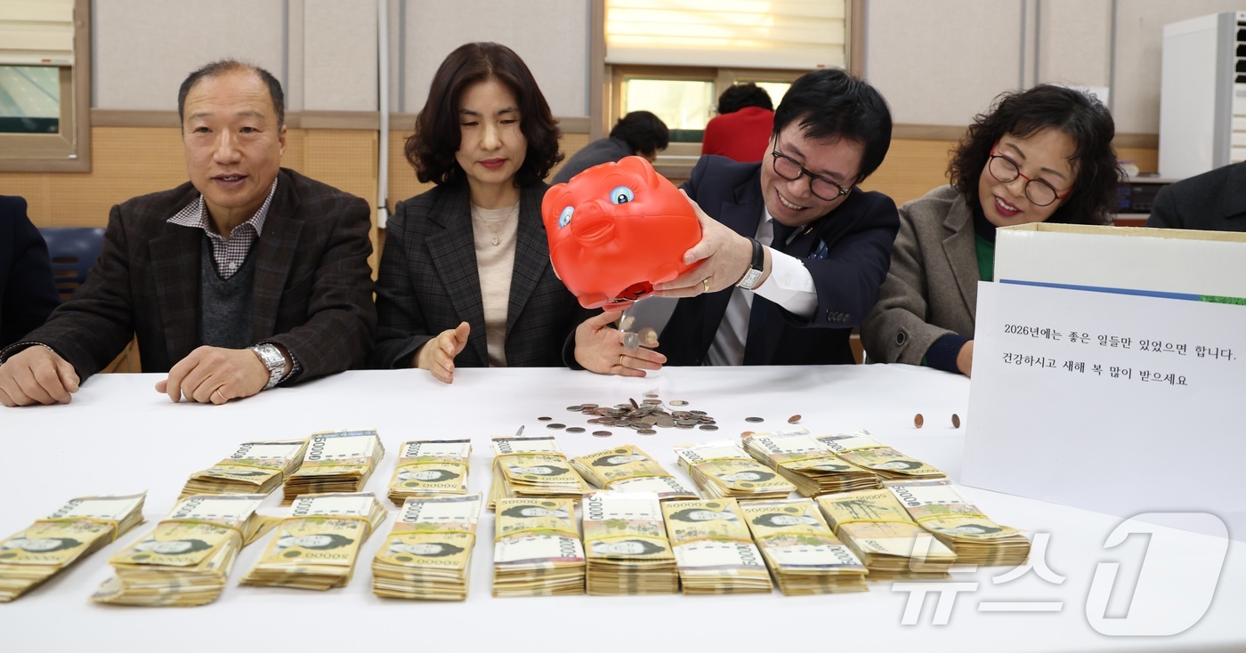 (전주=뉴스1) 유경석 기자 = 30일 전북특별자치도 전주시 노송동주민센터에서 직원들이 얼굴없는 천사가 전달한 성금을 확인하고 있다. 얼굴없는 천사의 선행은 26년째 이어져오고 있 …