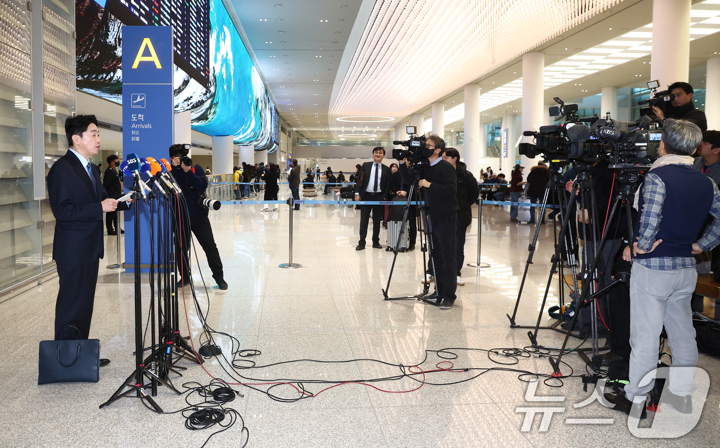 (인천공항=뉴스1) 김민지 기자 = 강훈식 대통령비서실장이 30일 오후 인천국제공항을 통해 귀국한 후 폴란드와의 다연장로켓 천무 유도탄 공급 계약 체결 관련 브리핑을 하고 있다. …