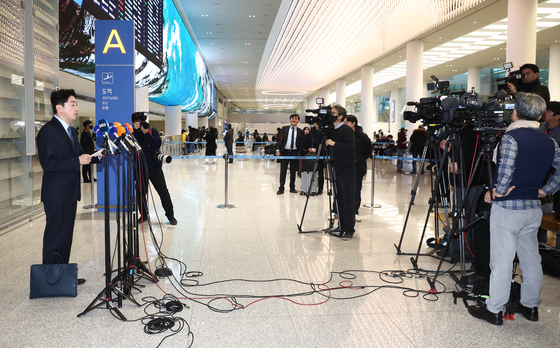 폴란드 1박3일 일정 마치고 귀국한 강훈식 비서실장