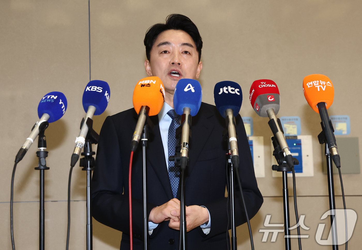 (인천공항=뉴스1) 김민지 기자 = 강훈식 대통령비서실장이 30일 오후 인천국제공항을 통해 귀국한 후 폴란드와의 다연장로켓 천무 유도탄 공급 계약 체결 관련 브리핑을 하고 있다. …