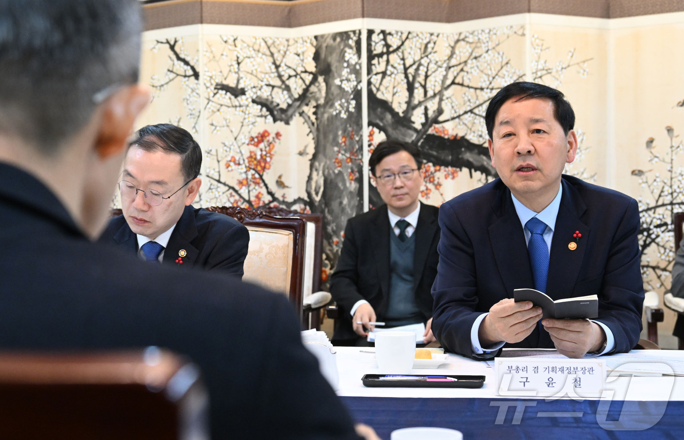 (서울=뉴스1) = 구윤철 부총리 겸 기획재정부 장관이 30일 서울 종로구 정부서울청사에서 열린 '기획재정부 공공·유관기관 보고회'를 주재하고 있다. (기획재정부 제공. 재판매 및 …