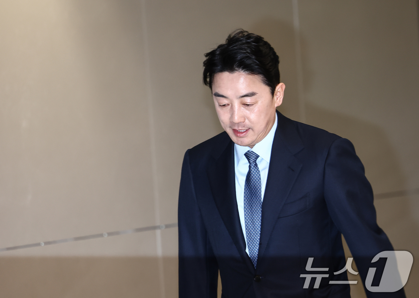 (인천공항=뉴스1) 김민지 기자 = 전략경제협력 대통령 특사 자격으로 폴란드를 방문한 강훈식 대통령비서실장이 30일 오후 인천국제공항을 통해 귀국하고 있다. 2025.12.30/뉴 …