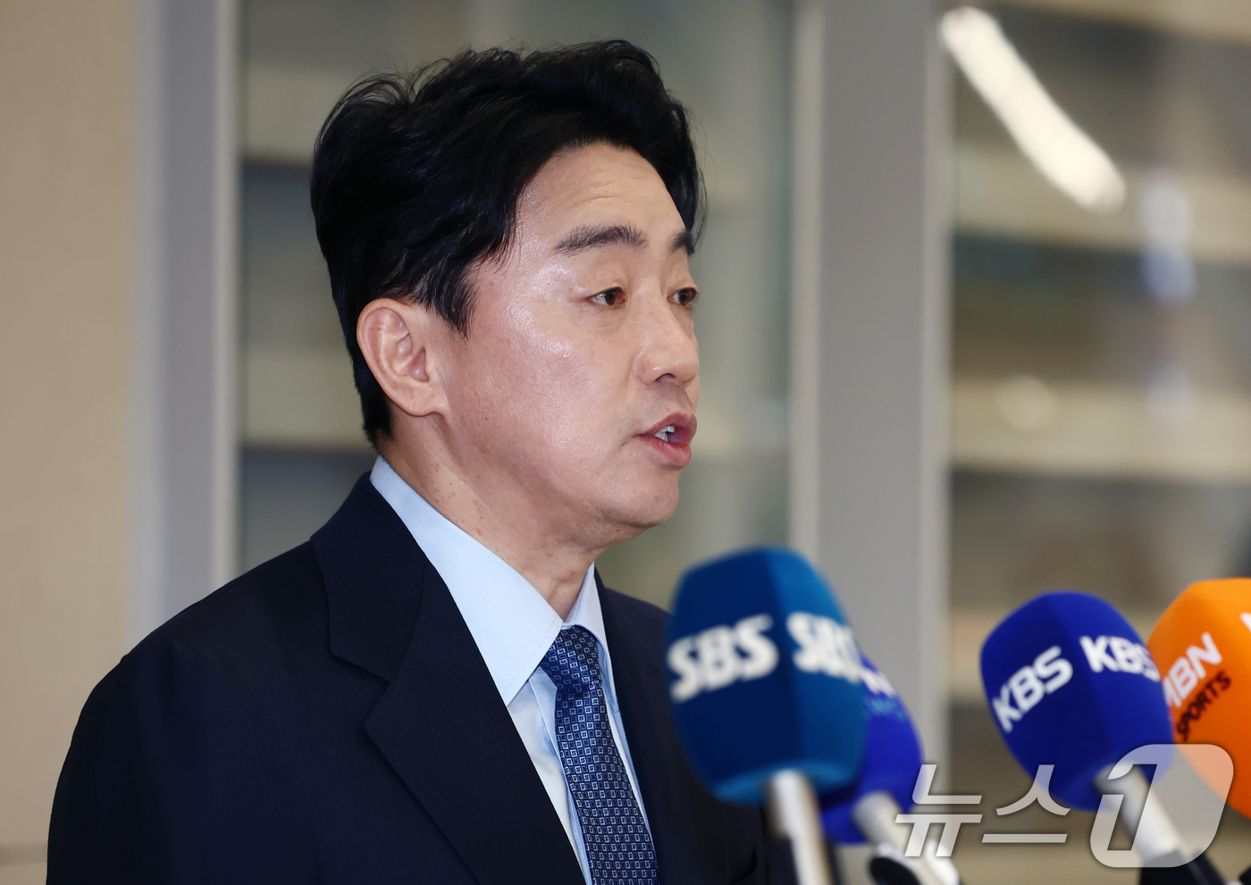 (인천공항=뉴스1) 김민지 기자 = 강훈식 대통령비서실장이 30일 오후 인천국제공항을 통해 귀국한 후 폴란드와의 다연장로켓 천무 유도탄 공급 계약 체결 관련 브리핑을 하고 있다. …