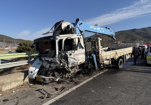 군위서 중앙선 넘은 무쏘와 5톤 화물차 충돌…70대 2명 사망