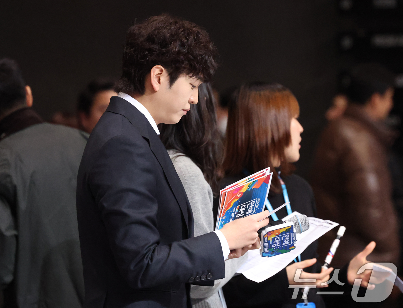 (서울=뉴스1) 권현진 기자 = 방송인 유재필이 30일 서울 마포구 상암 SBS 프리즘 타워에서 열린 ‘2025 SBS 연예대상’ 레드카펫 행사에 참석해 진행 준비를 하고 있다. …