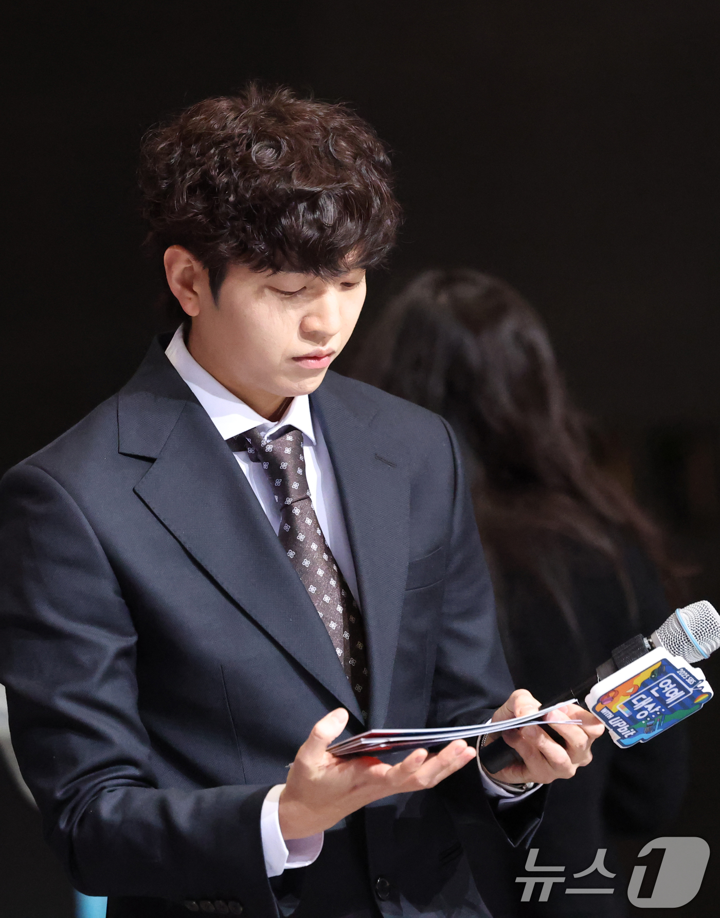 (서울=뉴스1) 권현진 기자 = 방송인 유재필이 30일 서울 마포구 상암 SBS 프리즘 타워에서 열린 ‘2025 SBS 연예대상’ 레드카펫 행사에 참석해 진행 준비를 하고 있다. …