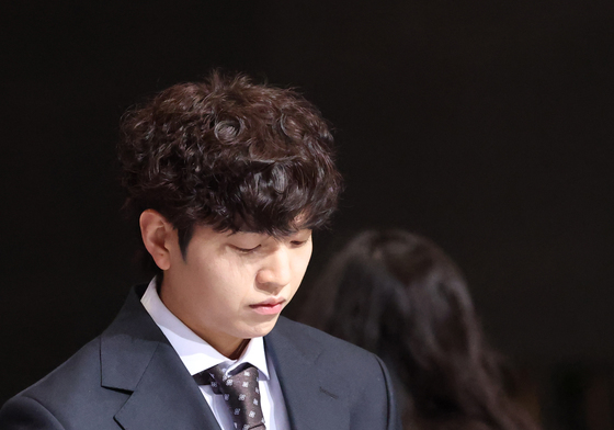 '2025 SBS 연예대상' 레드카펫 진행 준비하는 유재필