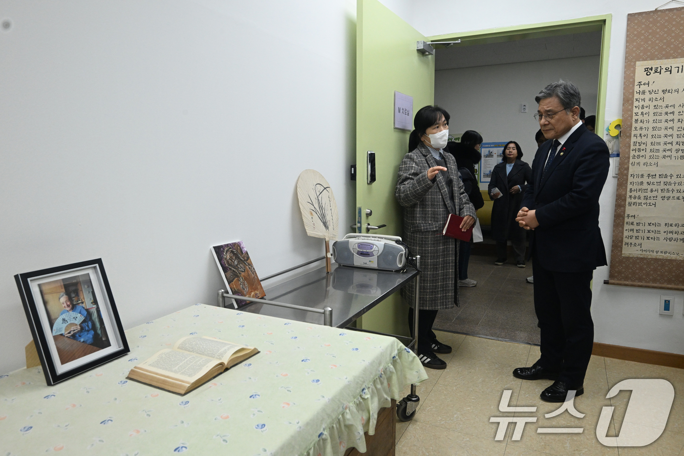 (서울=뉴스1) = 허민 국가유산청장(오른쪽)이 30일 오후 한센병 환자의 치료와 간병에 헌신한 오스트리아의 마리안느와 마가렛 간호사가 근무했던 전남 고흥군 소록도 소재 소록도병원 …