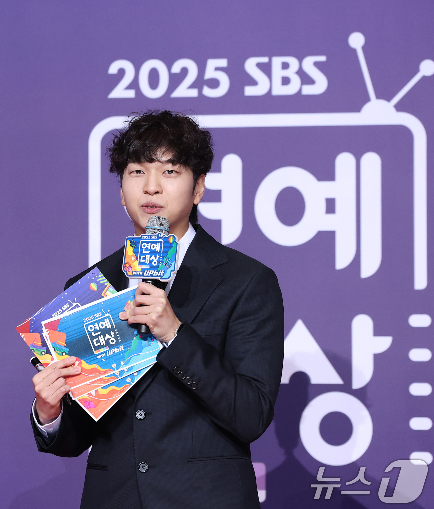 (서울=뉴스1) 권현진 기자 = 방송인 유재필이 30일 서울 마포구 상암 SBS 프리즘 타워에서 열린 ‘2025 SBS 연예대상’ 레드카펫 행사에 참석해 진행을 하고 있다. 202 …