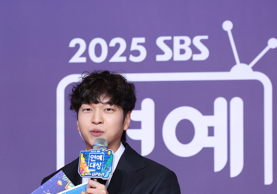 유재필 '2025 SBS 연예대상' 레드카펫 MC