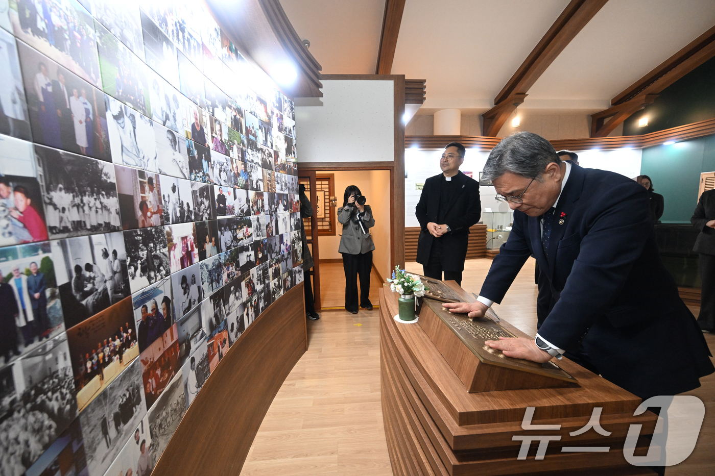 (서울=뉴스1) = 허민 국가유산청장이 30일 오후 한센병 환자의 치료와 간병에 헌신한 오스트리아의 마리안느와 마가렛 간호사를 기리기 위해 건립된 전남 고흥군 소록도 소재의 기념관 …