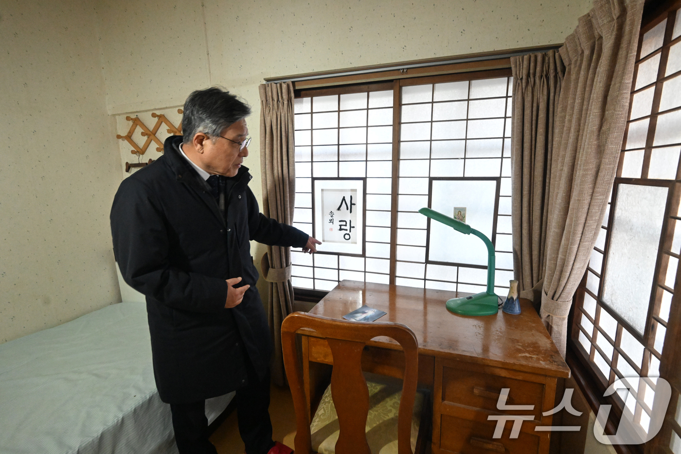 (서울=뉴스1) = 허민 국가유산청장이 30일 오후 한센병 환자의 치료와 간병에 헌신한 오스트리아의 마리안느와 마가렛 간호사가 거주했던 국가등록문화유산 ‘고흥 소록도 마리안느와 마 …