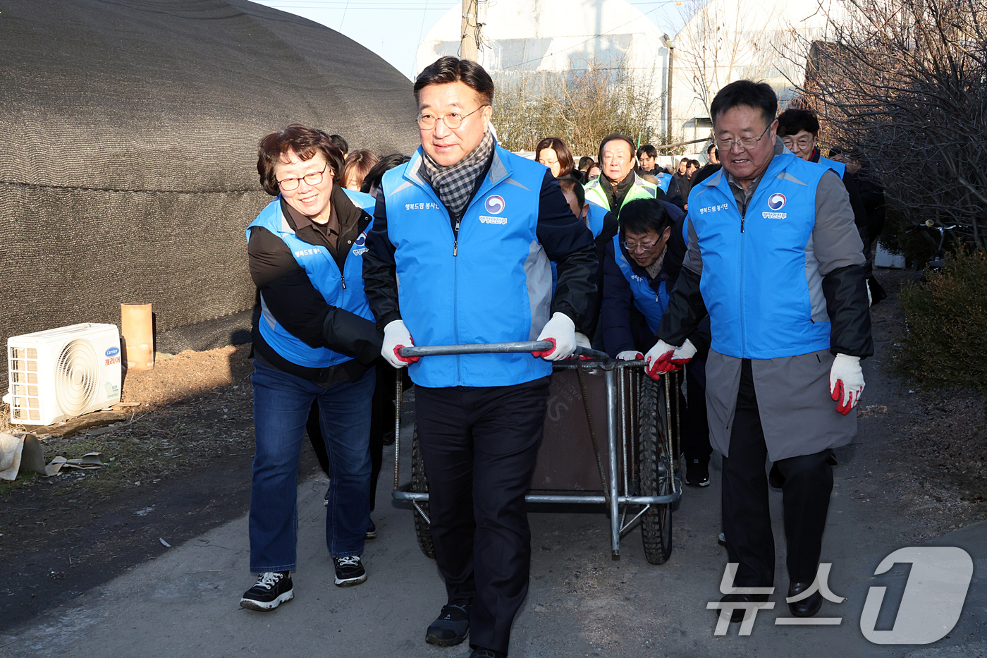 (서울=뉴스1) = 윤호중 행정안전부 장관이 30일 오후 경기 과천시 꿀벌마을 비닐하우스촌을 방문해 사랑의 연탄나눔 봉사활동을 하고 있다. (행정안전부 제공. 재판매 및 DB 금지 …
