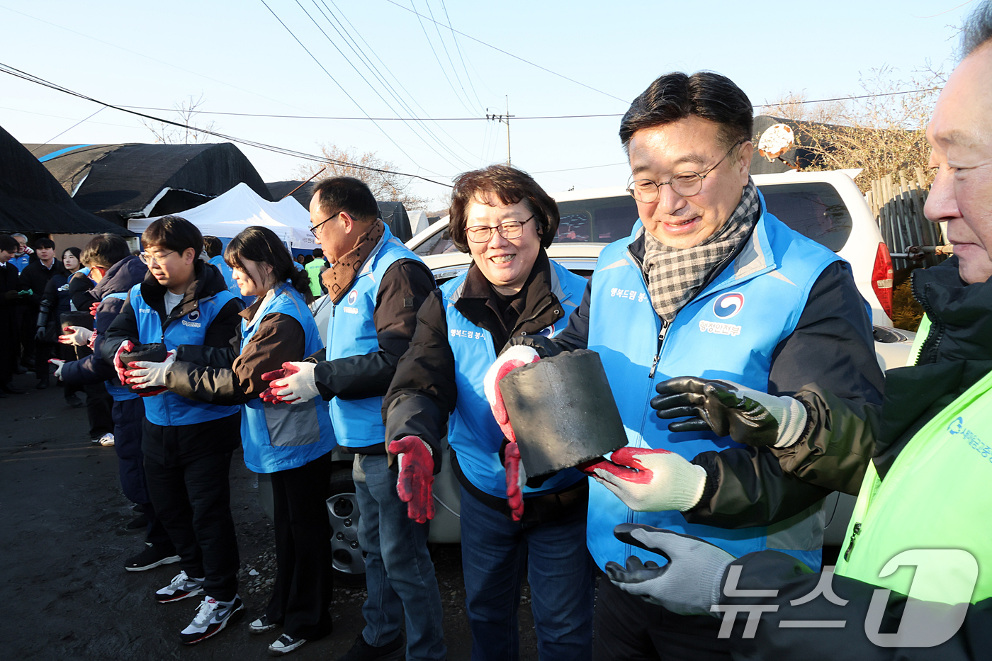 (서울=뉴스1) = 윤호중 행정안전부 장관이 30일 오후 경기 과천시 꿀벌마을 비닐하우스촌을 방문해 사랑의 연탄나눔 봉사활동을 하고 있다. (행정안전부 제공. 재판매 및 DB 금지 …
