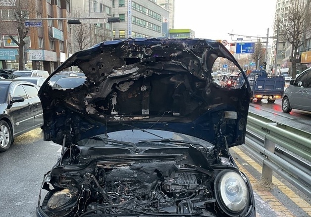 군포 도로서 미니쿠퍼 화재…인명 피해 없어