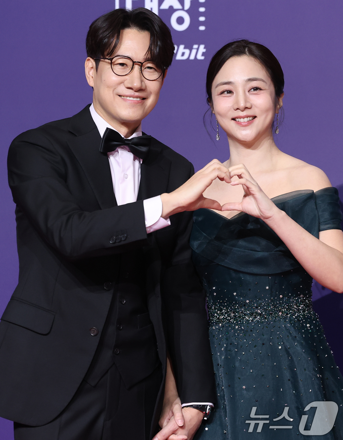 (서울=뉴스1) 권현진 기자 = ‘동상이몽2’ 조우종, 정다은 부부가 30일 서울 마포구 상암 SBS 프리즘 타워에서 열린 ‘2025 SBS 연예대상’ 레드카펫 행사에 참석해 포즈 …