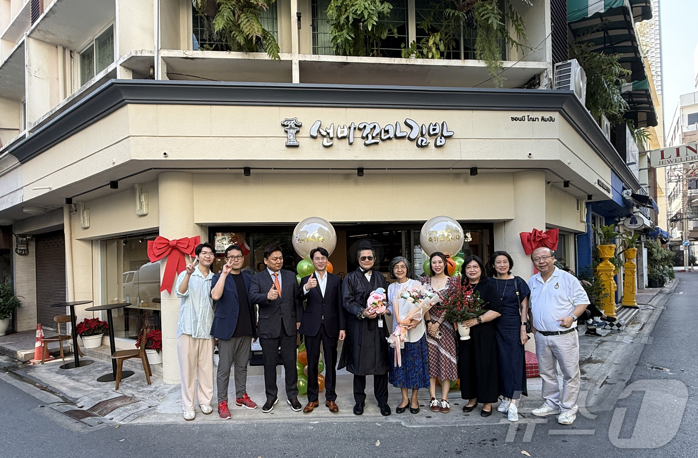 (대전=뉴스1) 김기태 기자 = 선비꼬마김밥이 지난 24일(현지시각) 태국 방콕에 가맹점을 오픈한 가운데 관계자들이 태국 방콕 1호점 앞에서 기념촬영 하고 있다.(선비꼬마김밥 제공 …