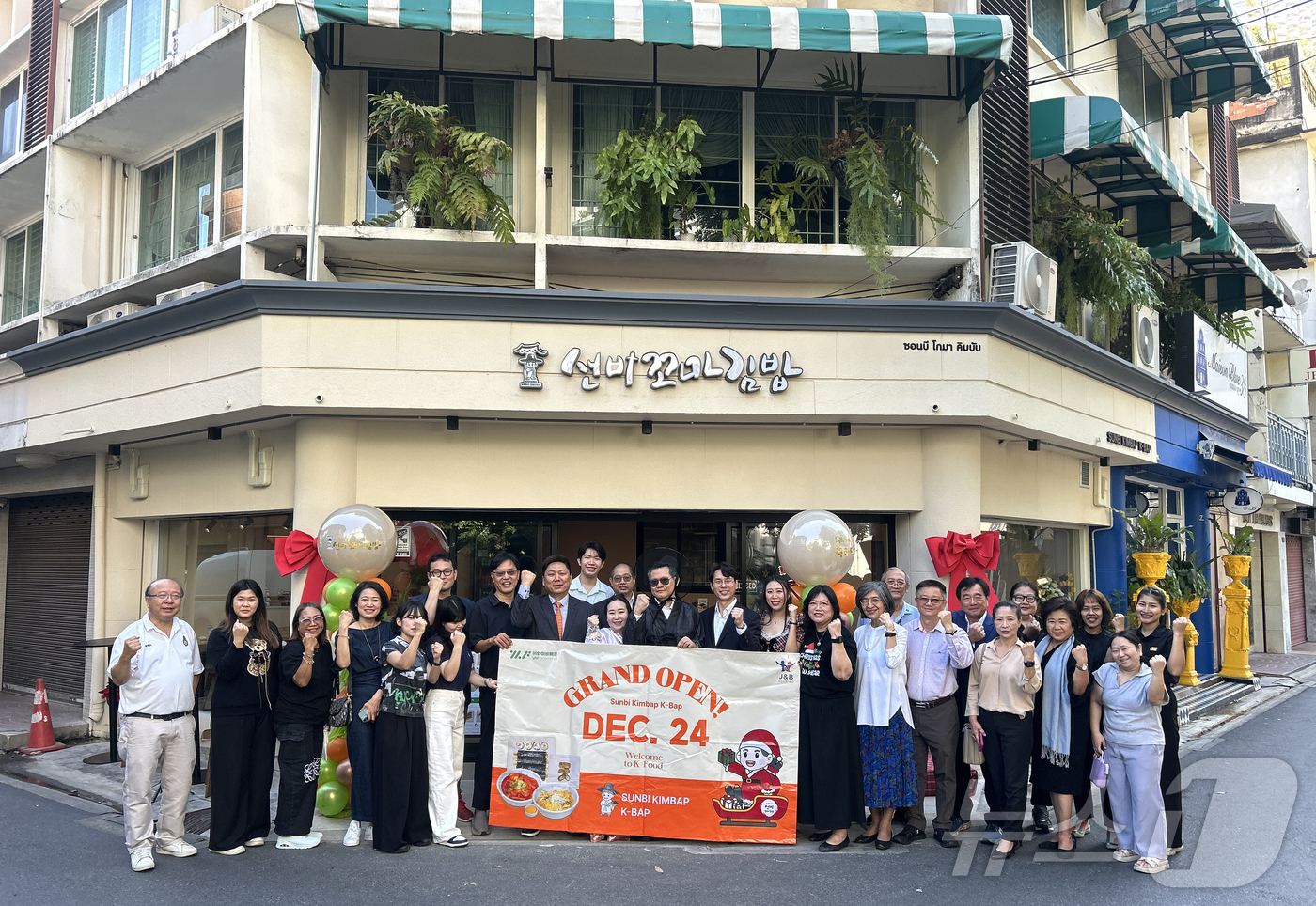 (대전=뉴스1) 김기태 기자 = 선비꼬마김밥이 지난 24일(현지시각) 태국 방콕에 가맹점을 오픈한 가운데 관계자들이 태국 방콕 1호점 앞에서 기념촬영 하고 있다.(선비꼬마김밥 제공 …