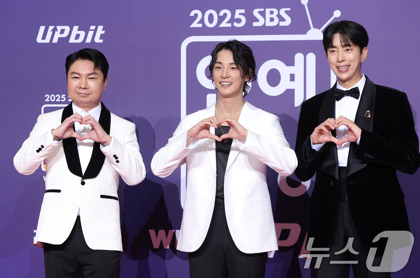 (서울=뉴스1) 권현진 기자 = '미운 우리 새끼' 임원희(왼쪽부터)와 윤시윤, 윤현민이 30일 서울 마포구 상암 SBS 프리즘 타워에서 열린 ‘2025 SBS 연예대상’ 레드카펫 …
