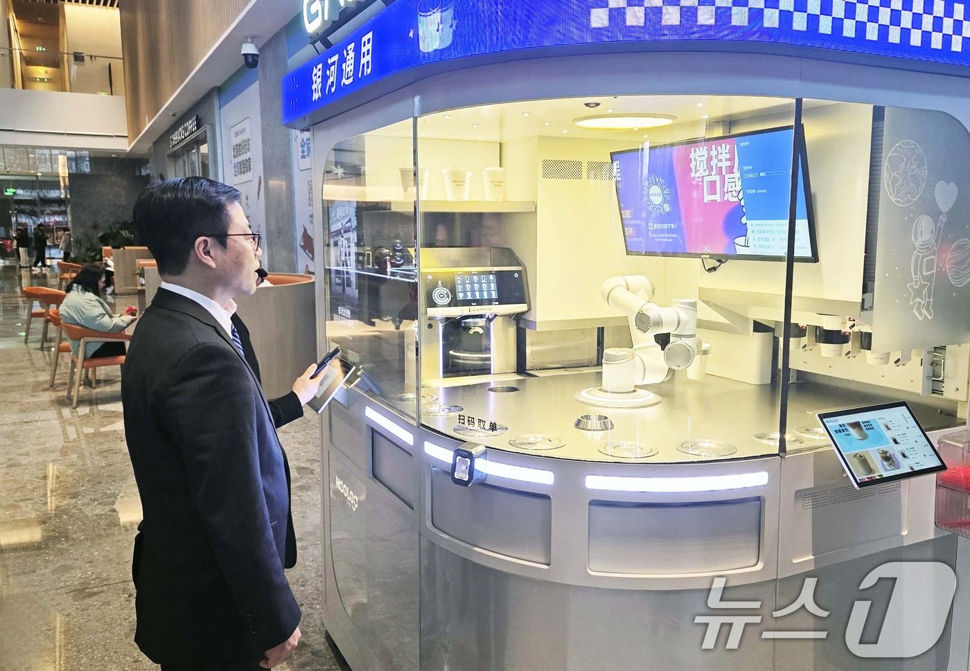 (서울=뉴스1) = 여한구 산업통상부 통상교섭본부장이 30일(현지시간) 중국 베이징시 하이뎬구에 위치한 혁신 로봇 기업 갤봇(Galbot)을 방문해 로봇 활용 사례를 살펴보고 있다 …