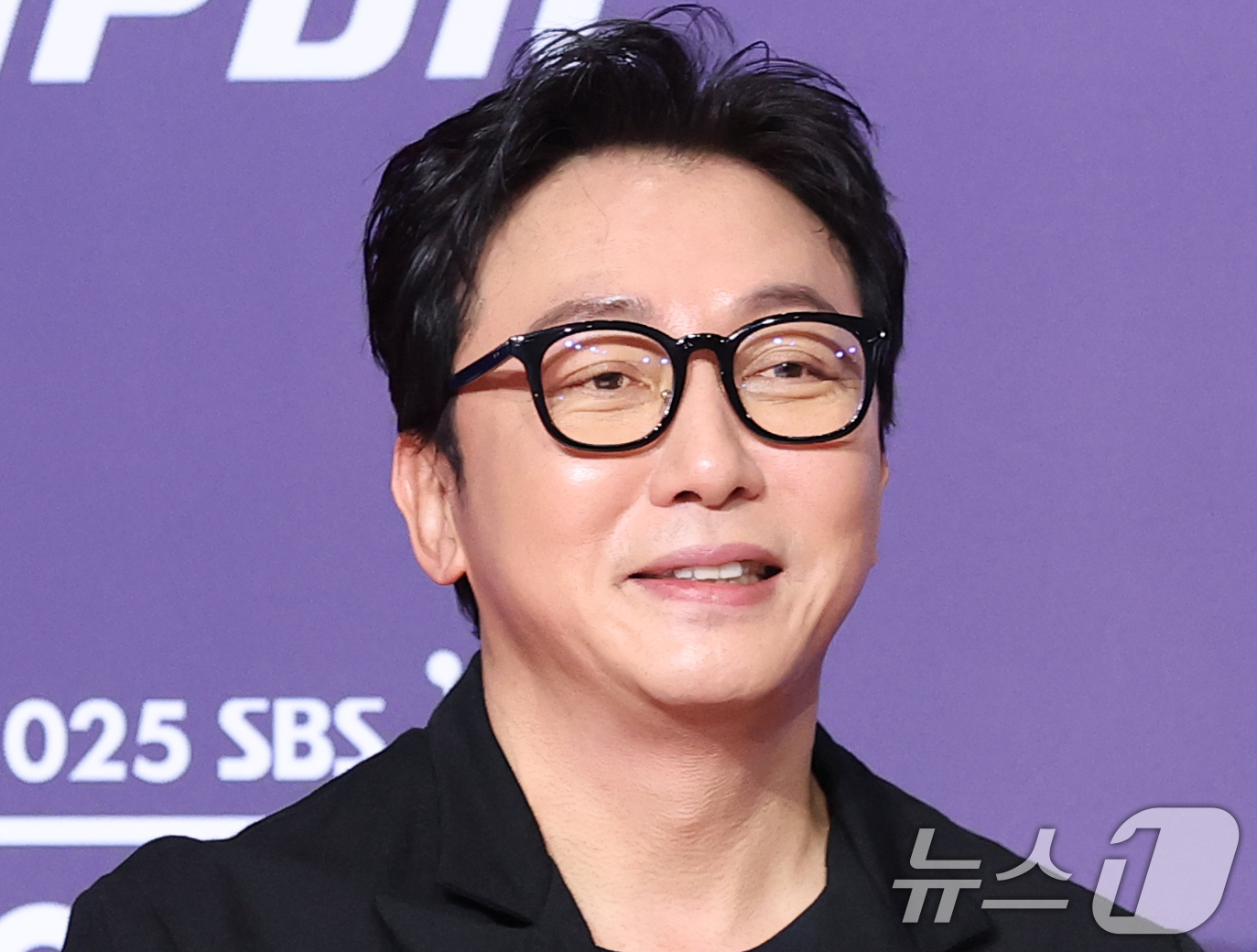 (서울=뉴스1) 권현진 기자 = 한탕 프로젝트 '마이턴' 탁재훈이 30일 서울 마포구 상암 SBS 프리즘 타워에서 열린 ‘2025 SBS 연예대상’ 레드카펫 행사에 참석해 포즈를 …