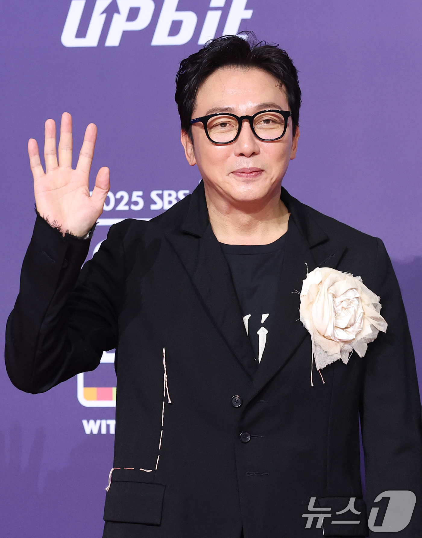 (서울=뉴스1) 권현진 기자 = 한탕 프로젝트 '마이턴' 탁재훈이 30일 서울 마포구 상암 SBS 프리즘 타워에서 열린 ‘2025 SBS 연예대상’ 레드카펫 행사에 참석해 포즈를 …