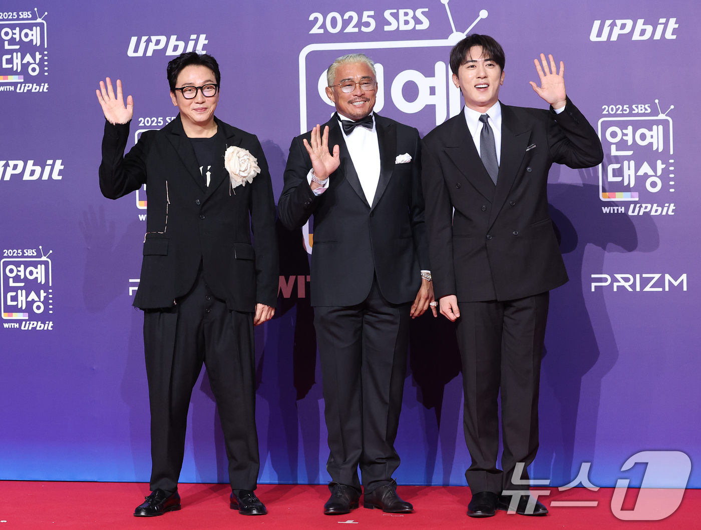 (서울=뉴스1) 권현진 기자 = 한탕 프로젝트 '마이턴' 탁재훈(왼쪽부터)과 추성훈, 김원훈이 30일 서울 마포구 상암 SBS 프리즘 타워에서 열린 ‘2025 SBS 연예대상’ 레 …