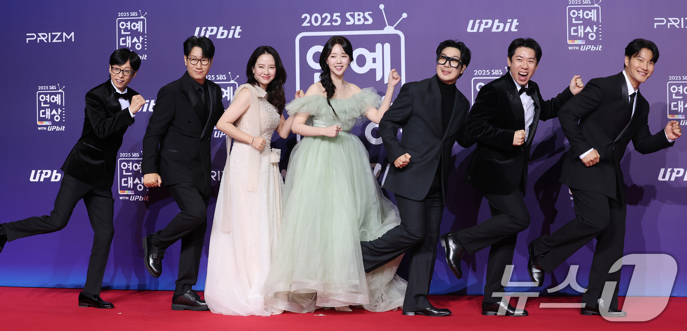 (서울=뉴스1) 권현진 기자 = '런닝맨' 유재석(왼쪽부터)과 지석진, 송지효, 지예은, 하하, 양세찬, 김종국이 30일 서울 마포구 상암 SBS 프리즘 타워에서 열린 ‘2025 …