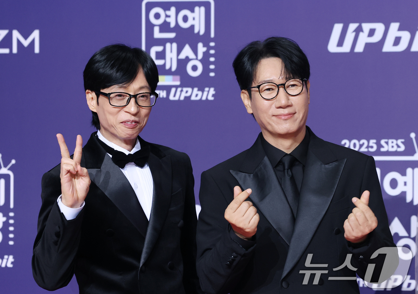 (서울=뉴스1) 권현진 기자 = '런닝맨' 유재석과 지석진(오른쪽)이 30일 서울 마포구 상암 SBS 프리즘 타워에서 열린 ‘2025 SBS 연예대상’ 레드카펫 행사에 참석해 포즈 …