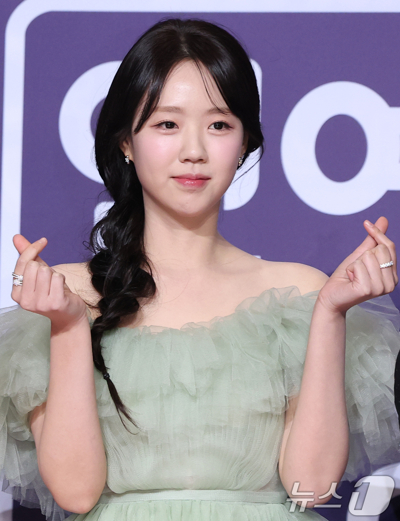 (서울=뉴스1) 권현진 기자 = '런닝맨' 지예은이 30일 서울 마포구 상암 SBS 프리즘 타워에서 열린 ‘2025 SBS 연예대상’ 레드카펫 행사에 참석해 포즈를 취하고 있다. …