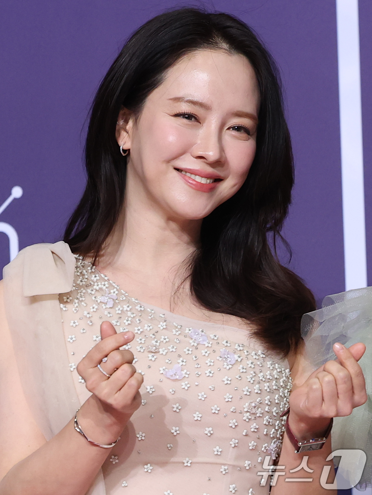 (서울=뉴스1) 권현진 기자 = '런닝맨' 송지효가 30일 서울 마포구 상암 SBS 프리즘 타워에서 열린 ‘2025 SBS 연예대상’ 레드카펫 행사에 참석해 포즈를 취하고 있다. …