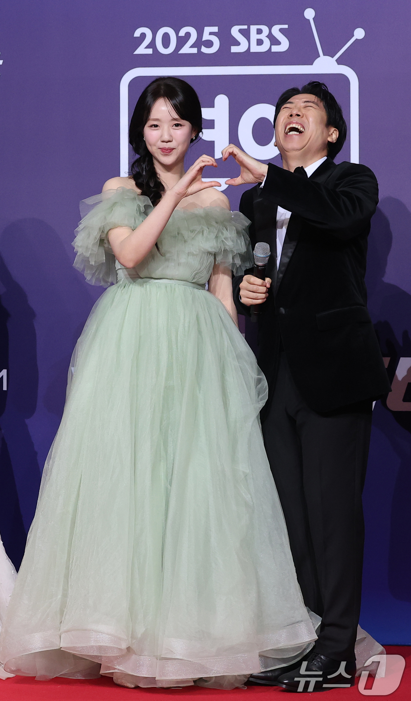 (서울=뉴스1) 권현진 기자 = '런닝맨' 지예은과 양세찬(오른쪽)이 30일 서울 마포구 상암 SBS 프리즘 타워에서 열린 ‘2025 SBS 연예대상’ 레드카펫 행사에 참석해 포즈 …