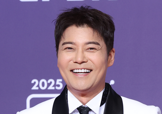 'KBS 아들' 금의환향 전현무, '옥탑방' 출격…14년만의 단독 토크쇼